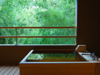 2階客室の例：青森ヒバの浴槽